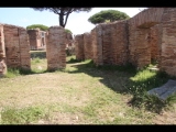 07232 ostia - regio i - insula xii - caseggiato a tabernae (i,xii,10) - westseite - 6. laden von norden - bli ri osten - 06-2024.jpg